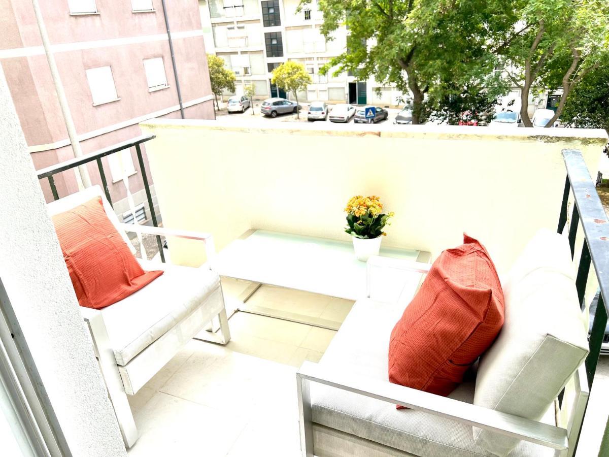 Almada Big Flat Next To Lisbon And Caparica Beach Exterior photo