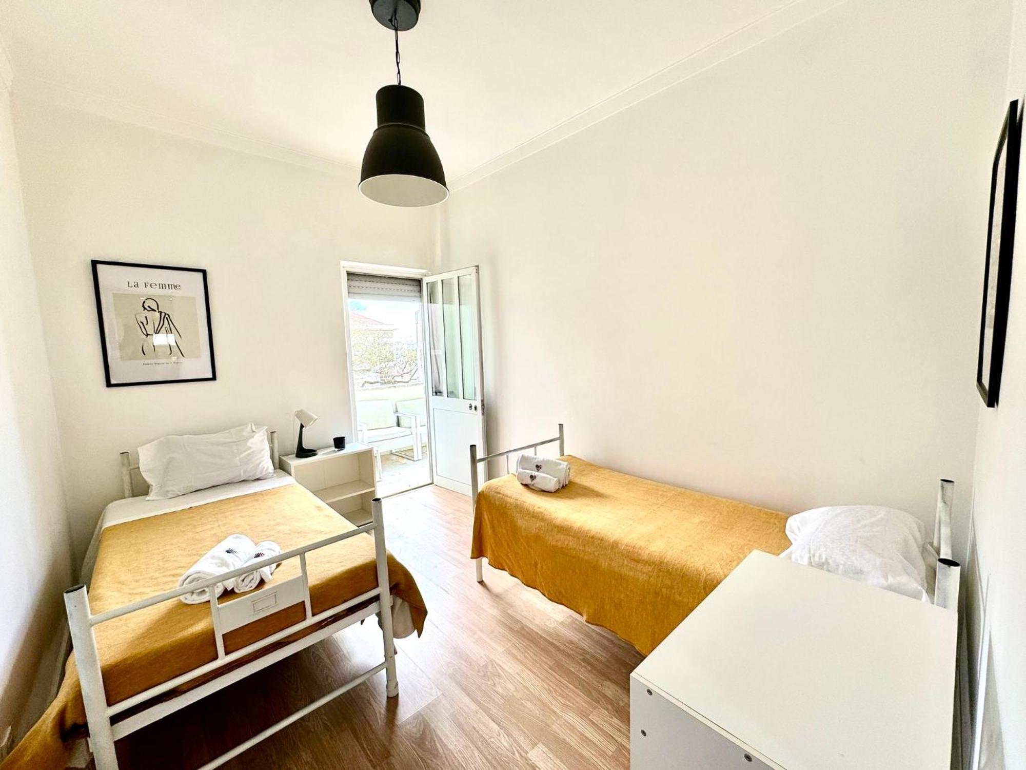 Almada Big Flat Next To Lisbon And Caparica Beach Exterior photo