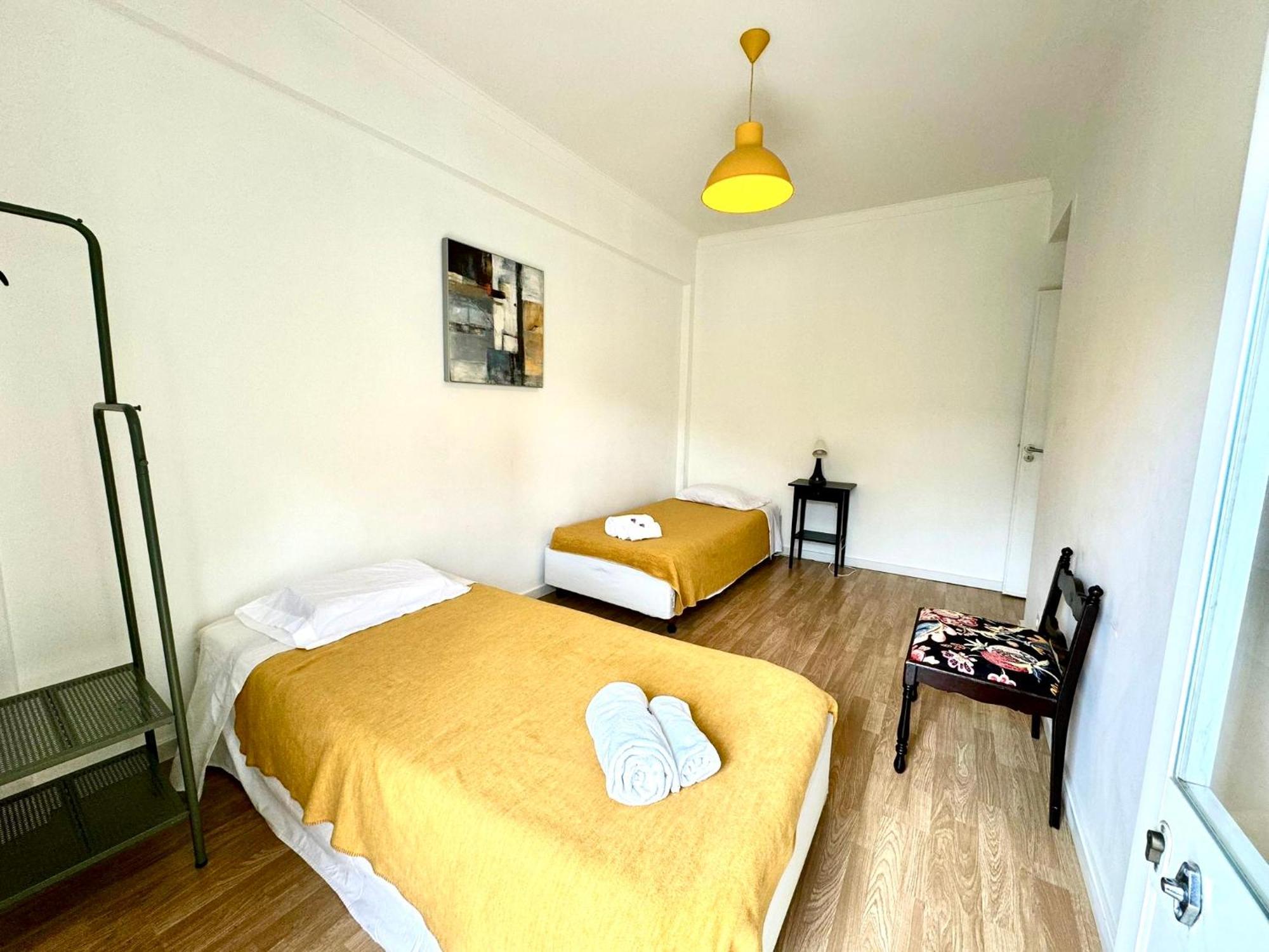Almada Big Flat Next To Lisbon And Caparica Beach Exterior photo