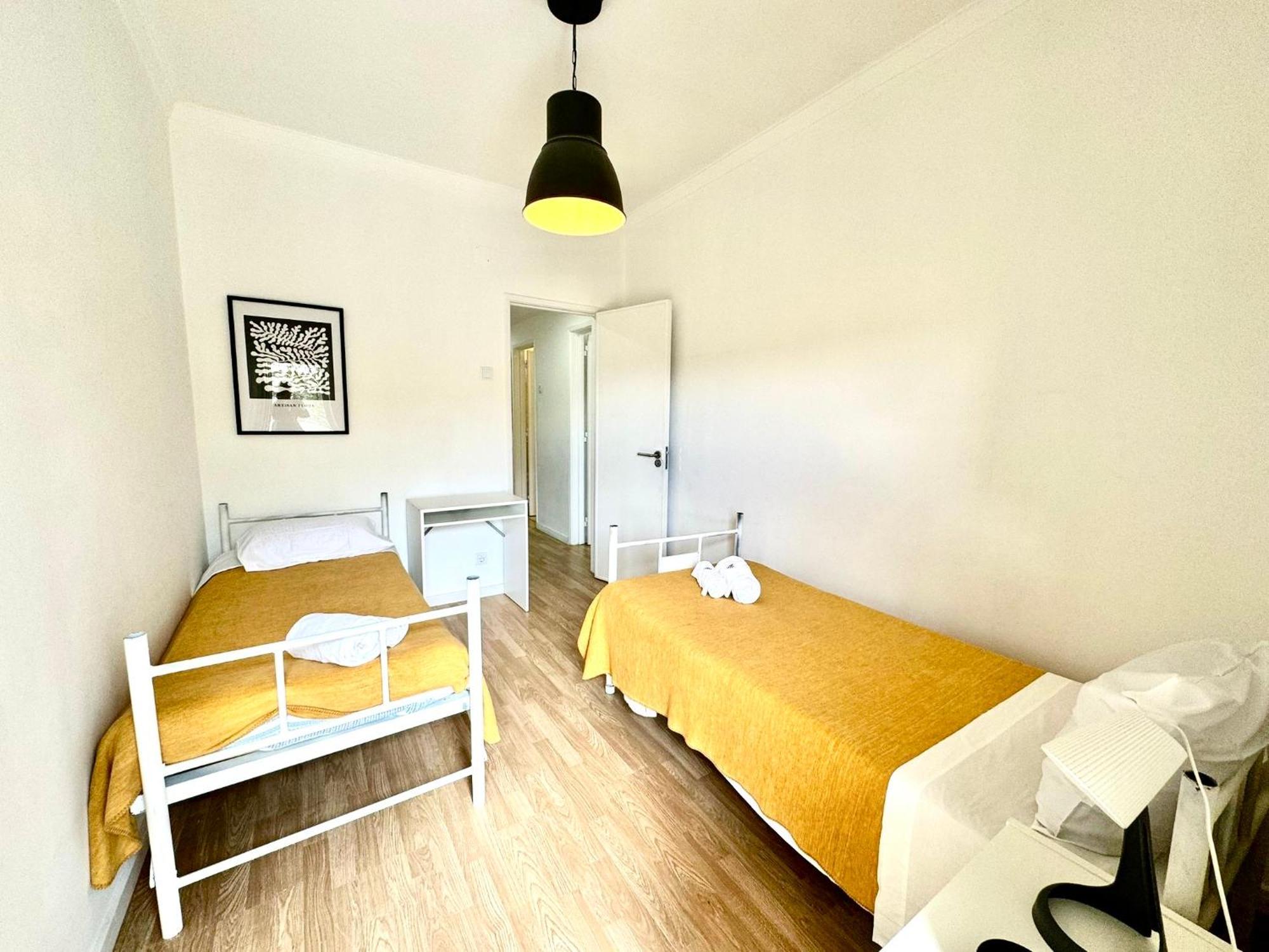 Almada Big Flat Next To Lisbon And Caparica Beach Exterior photo