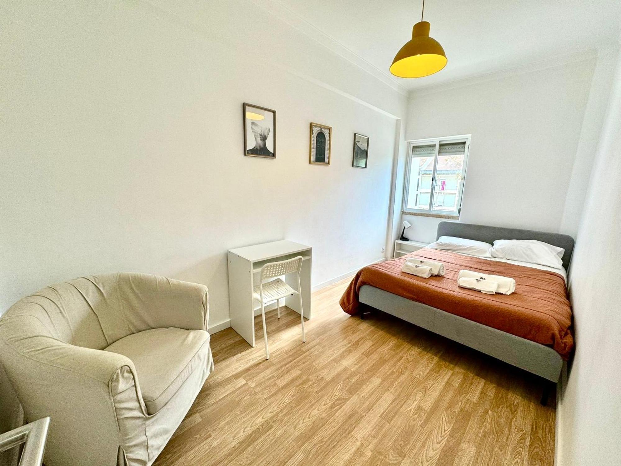 Almada Big Flat Next To Lisbon And Caparica Beach Exterior photo