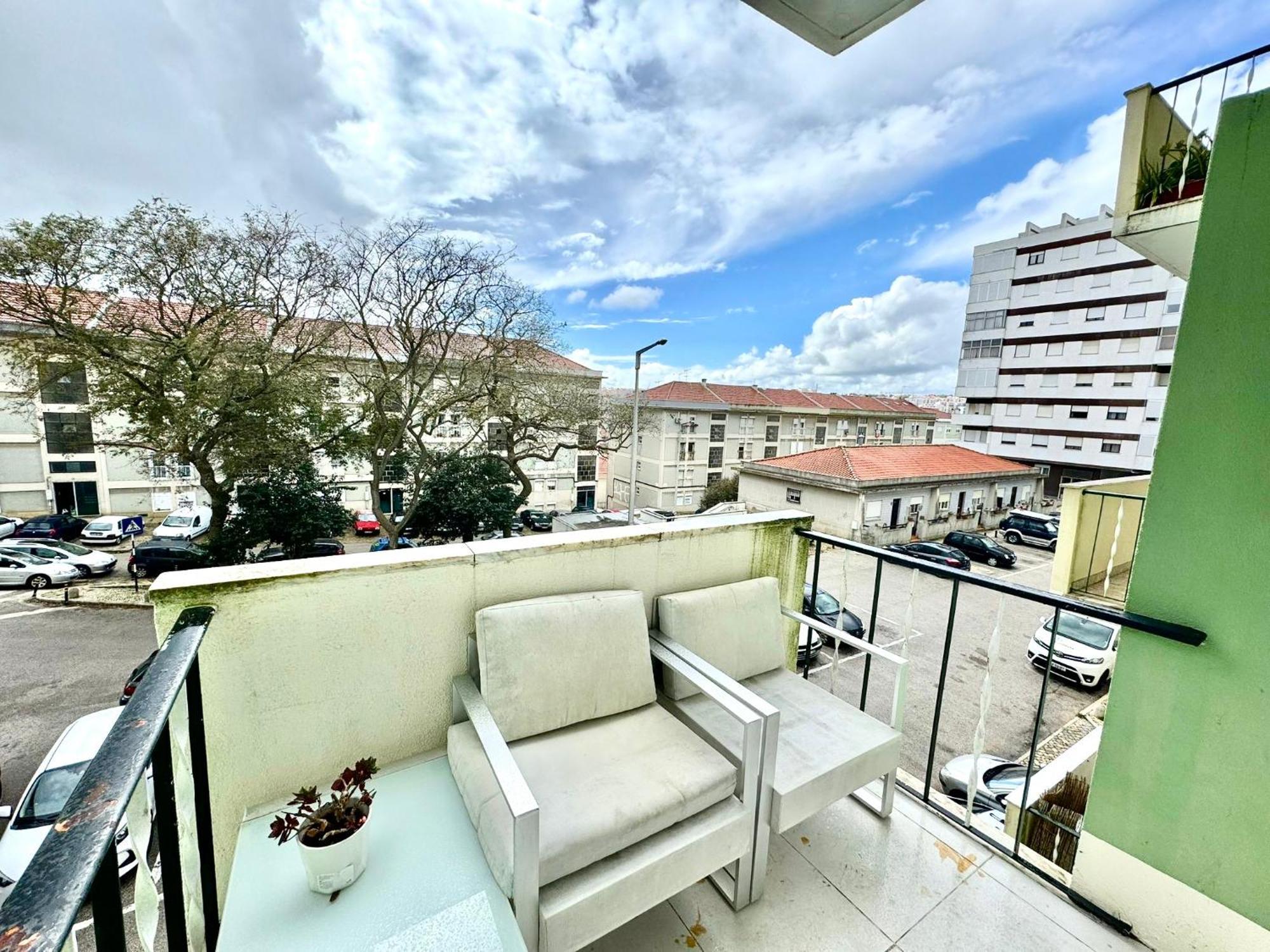 Almada Big Flat Next To Lisbon And Caparica Beach Exterior photo